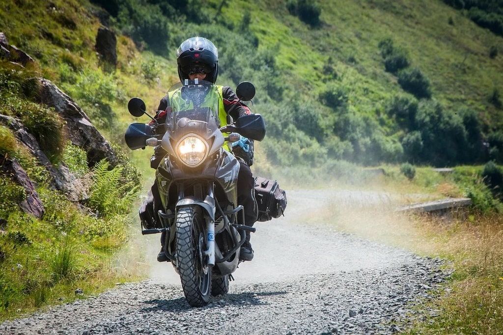 Accessoires indispensables pour les longs voyages à moto
